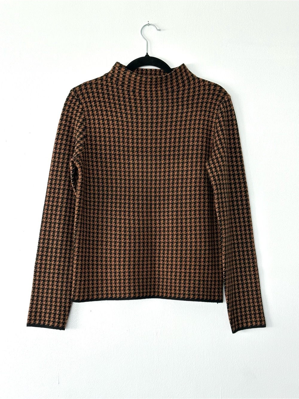 TAHARI Houndstooth Mock Neck Sweater - Camel Brown & Black